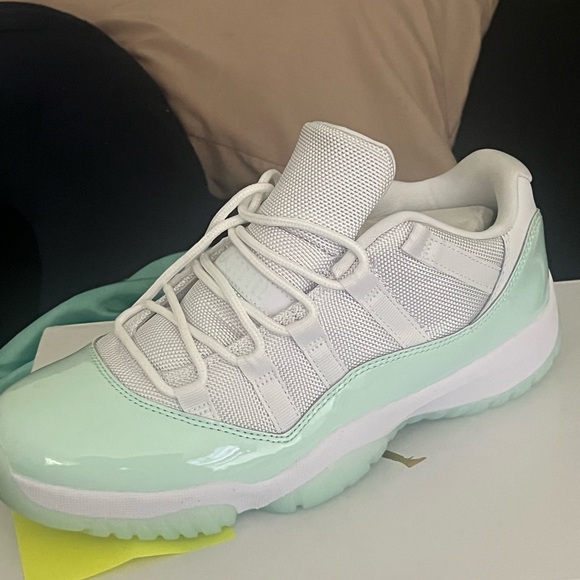 Nike Women's Sneakers in Mint and White - Picture 1 of 3